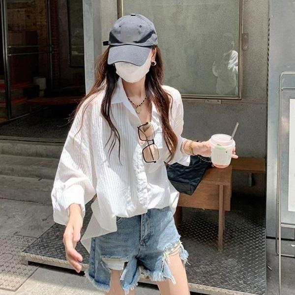 ALORA 白色直條紋透色襯衫 