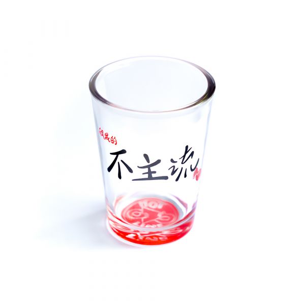 一貓兩杯小酒杯 