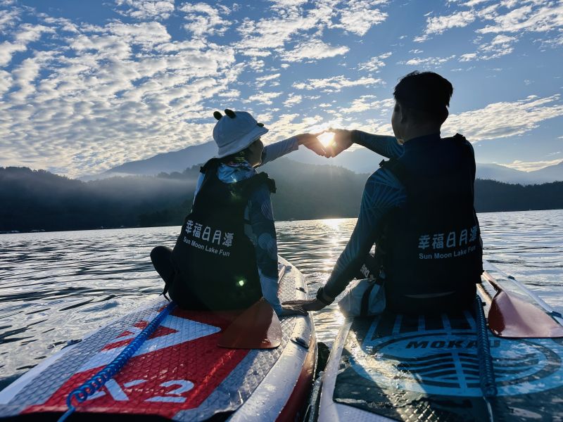 日月潭SUP＋咖啡廳套餐｜幸福日月潭水上活動＋村村金咖啡 日月潭SUP,日月潭獨木舟,日月潭早午餐推薦,日月潭咖啡廳,日月潭美食,、日月潭下午茶,日月潭晚餐,日月潭一日遊,日月潭親子活動