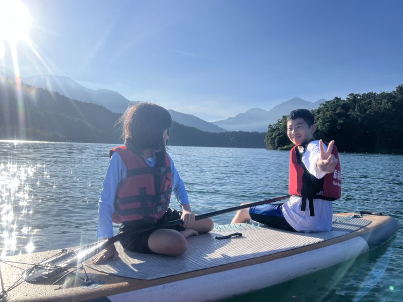 日月潭SUP＋咖啡廳套餐｜幸福日月潭水上活動＋村村金咖啡 日月潭SUP,日月潭獨木舟,日月潭早午餐推薦,日月潭咖啡廳,日月潭美食,、日月潭下午茶,日月潭晚餐,日月潭一日遊,日月潭親子活動