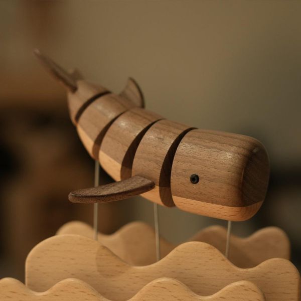 木製鯨魚動態模型 - 桌面減壓展示品（非音樂盒） 
