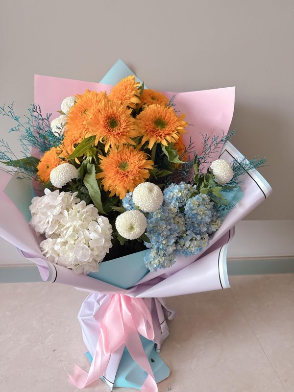 絨光暖心 #泰迪熊向日葵 #梵谷向日葵 #花藝設計 #暖心花束 #療癒系花禮 #特殊品種⁠。