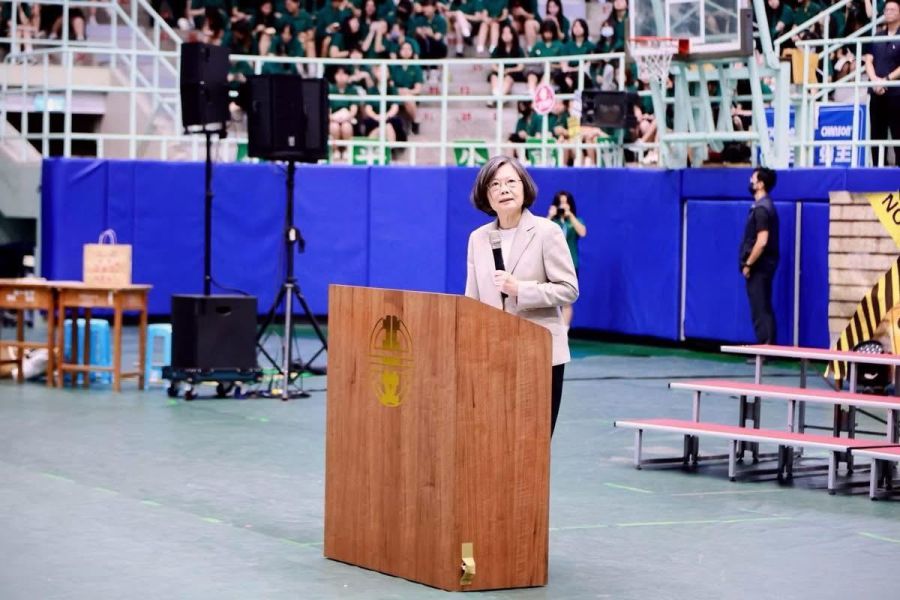北一女演講台 材質之美｜德屋天然建材 木皮板,健康綠建材,天然建材,綠建材,天然木皮,裝潢建材,無毒建材,蔡英文,北一女,北一女演講台