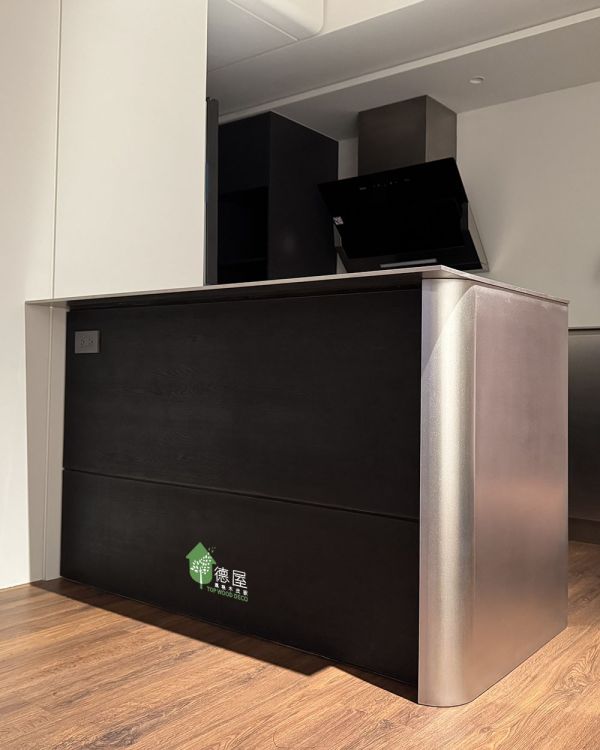 金屬X天然木質的和諧與碰撞｜德屋裝潢案例分享｜德屋全天然建材 木皮板,健康綠建材,天然建材,綠建材,天然木皮,天然木皮板,黑色木皮,黑色木皮板,鋸木紋理,廚具板材