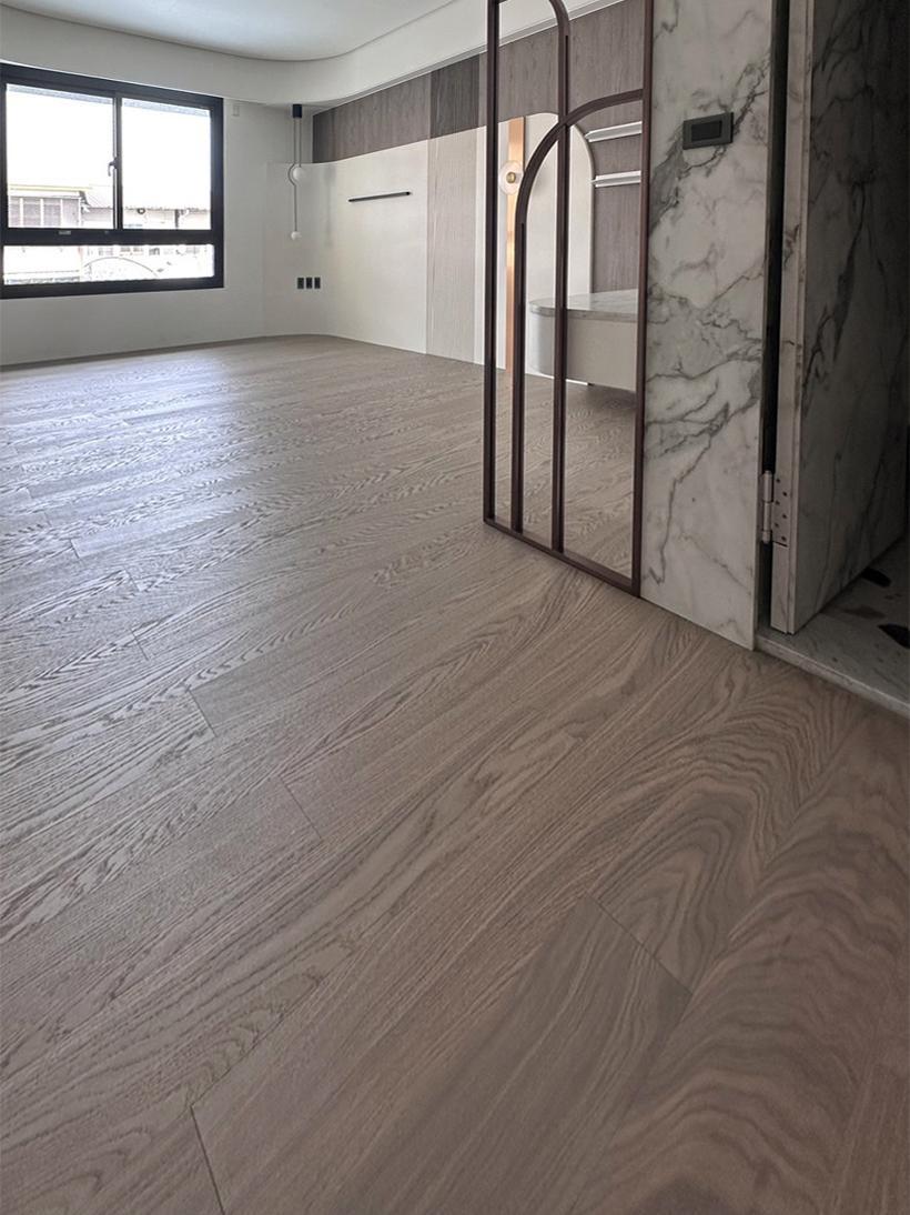 深色木地板推薦｜放大空間感的最佳選擇＿德屋海島型木地板＿岩鐵灰