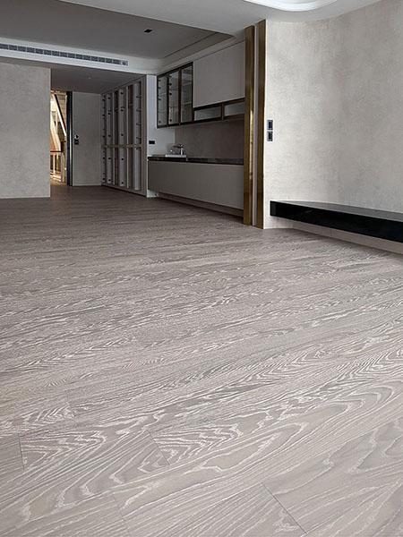 現代簡約風木地板推薦_德屋海島型木地板_沙灘灰