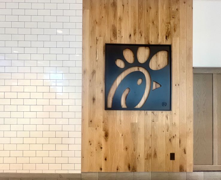 天然木 X Chick-fil-A｜國外木質空間參考應用｜德屋天然建材｜100%天然木皮 木皮板,健康綠建材,天然建材,綠建材,無毒建材,健康建材,木質空間,居家裝潢,木質裝潢