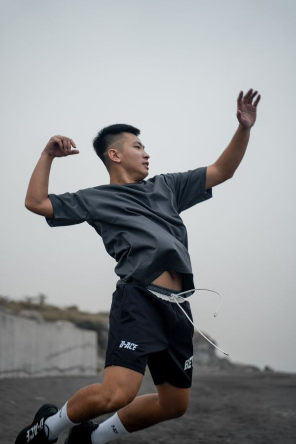 D-ACE涼感高磅數微落肩素TEE (鐵灰) 踢恤、落肩踢恤、T-SHIRT、OVERSIZE、TEE、衣服、高磅數、重磅數、穿搭、迪艾斯、DS、DACE、服飾、穿搭、潮流