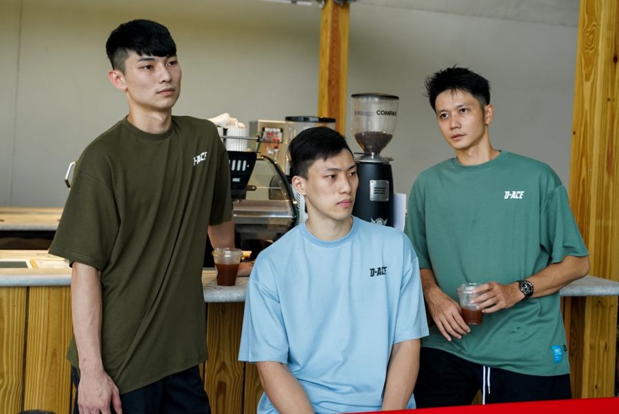 D-ACE落肩寬版彈性重磅素TEE(晴空藍) 踢恤、落肩踢恤、T-SHIRT、OVERSIZE、TEE、衣服、高磅數、重磅數、穿搭、迪艾斯、DS、DACE、服飾、穿搭、潮流