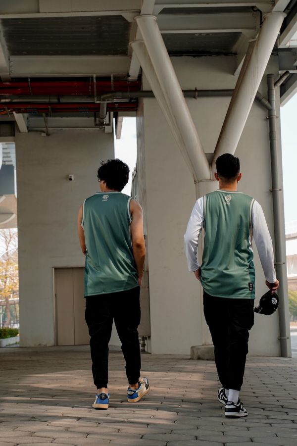 BE YOURSELF V領單面穿球衣 Jersey、衣服、球衣、籃球衣、雙面穿球衣、服飾、穿搭、潮流、籃球、迪艾斯、設計、台灣