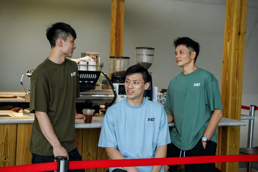 D-ACE落肩寬版彈性重磅素TEE(晴空藍) 踢恤、落肩踢恤、T-SHIRT、OVERSIZE、TEE、衣服、高磅數、重磅數、穿搭、迪艾斯、DS、DACE、服飾、穿搭、潮流