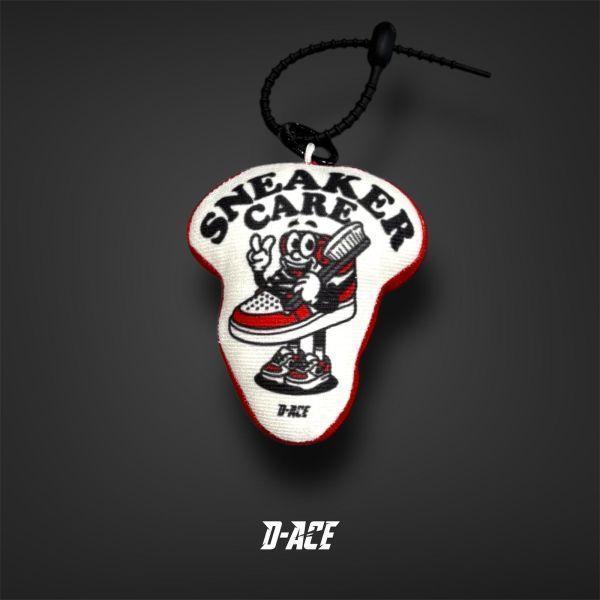 D-ACE SNEAKER CARE立體布偶吊飾 踢恤、落肩踢恤、T-SHIRT、OVERSIZE、TEE、衣服、高磅數、重磅數、穿搭、迪艾斯、DS、DACE、服飾、穿搭、潮流