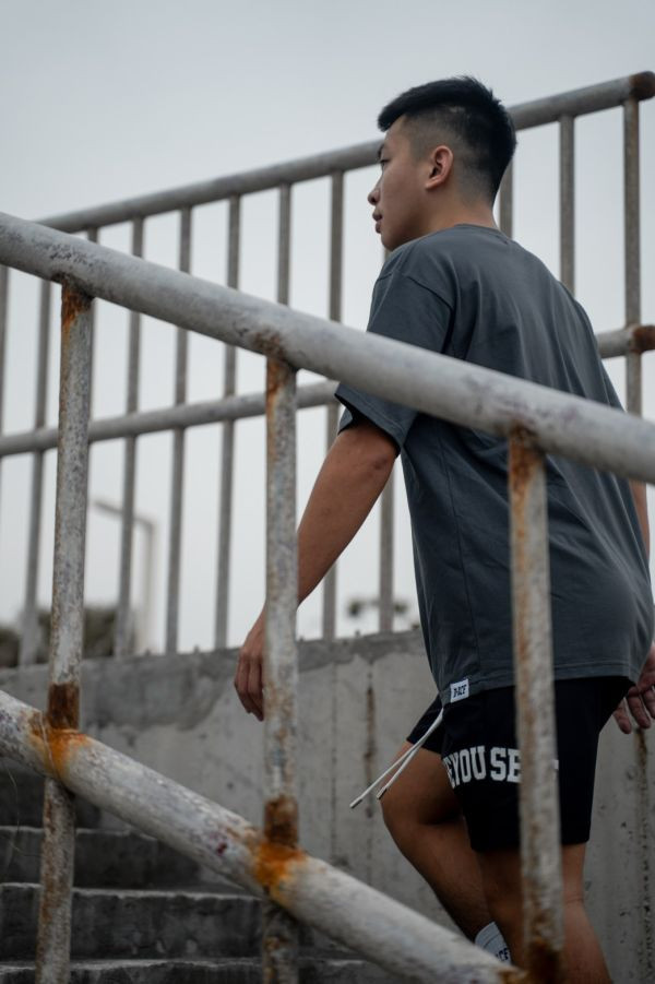 D-ACE涼感高磅數微落肩素TEE (鐵灰) 踢恤、落肩踢恤、T-SHIRT、OVERSIZE、TEE、衣服、高磅數、重磅數、穿搭、迪艾斯、DS、DACE、服飾、穿搭、潮流