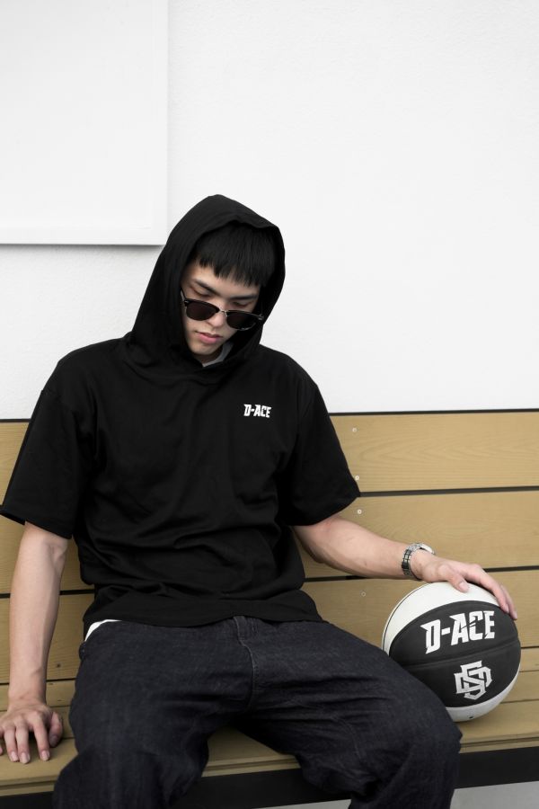 D-ACE HOODIE帽款落肩重磅TEE(闇黑) 踢恤、落肩踢恤、T-SHIRT、OVERSIZE、TEE、衣服、高磅數、重磅數、穿搭、迪艾斯、DS、DACE、服飾、穿搭、潮流