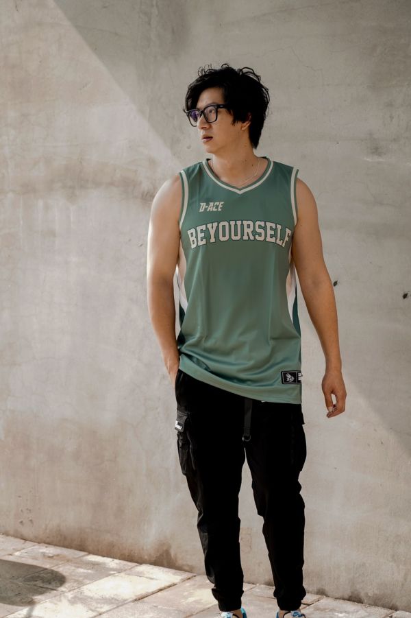 BE YOURSELF V領單面穿球衣 Jersey、衣服、球衣、籃球衣、雙面穿球衣、服飾、穿搭、潮流、籃球、迪艾斯、設計、台灣