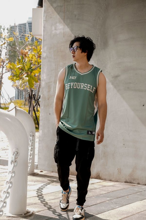 BE YOURSELF V領單面穿球衣 Jersey、衣服、球衣、籃球衣、雙面穿球衣、服飾、穿搭、潮流、籃球、迪艾斯、設計、台灣