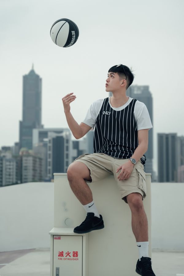 復古條文你好帥單面穿球衣(尊爵黑) Jersey、衣服、球衣、籃球衣、雙面穿球衣、服飾、穿搭、潮流、籃球、迪艾斯、設計、台灣