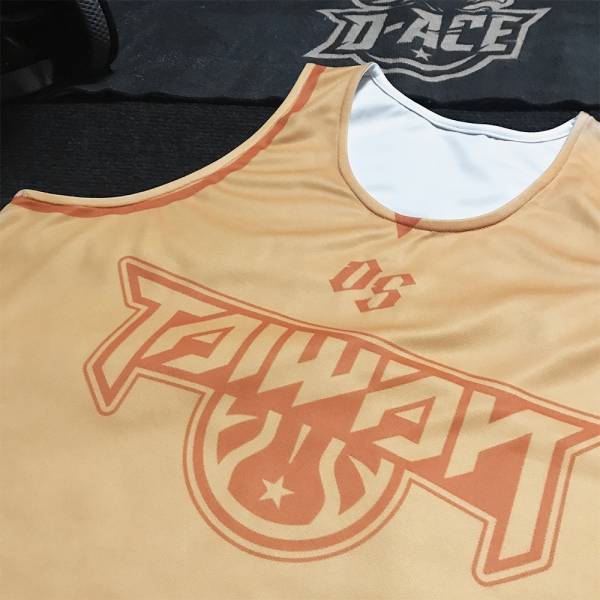 台灣隊長你好帥單面球衣(極致橘) Jersey、衣服、球衣、籃球衣、雙面穿球衣、服飾、穿搭、潮流、籃球、迪艾斯、設計、台灣