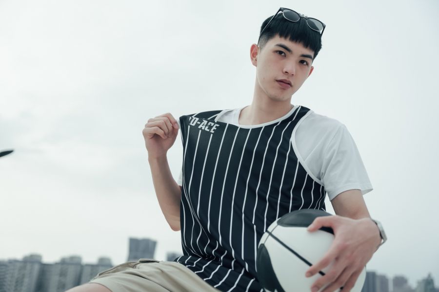 復古條文你好帥單面穿球衣(尊爵黑) Jersey、衣服、球衣、籃球衣、雙面穿球衣、服飾、穿搭、潮流、籃球、迪艾斯、設計、台灣
