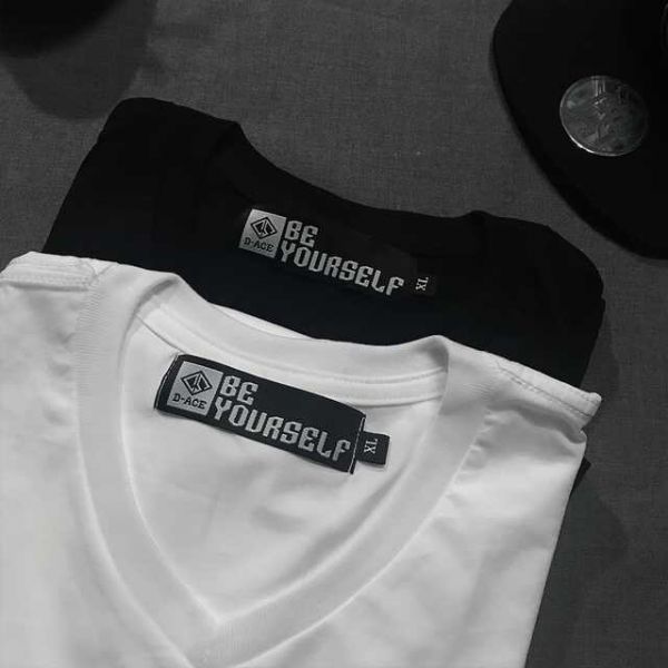 V領素踢(黑) T-shirt、衣服、素踢、服飾、穿搭、潮流、衣服