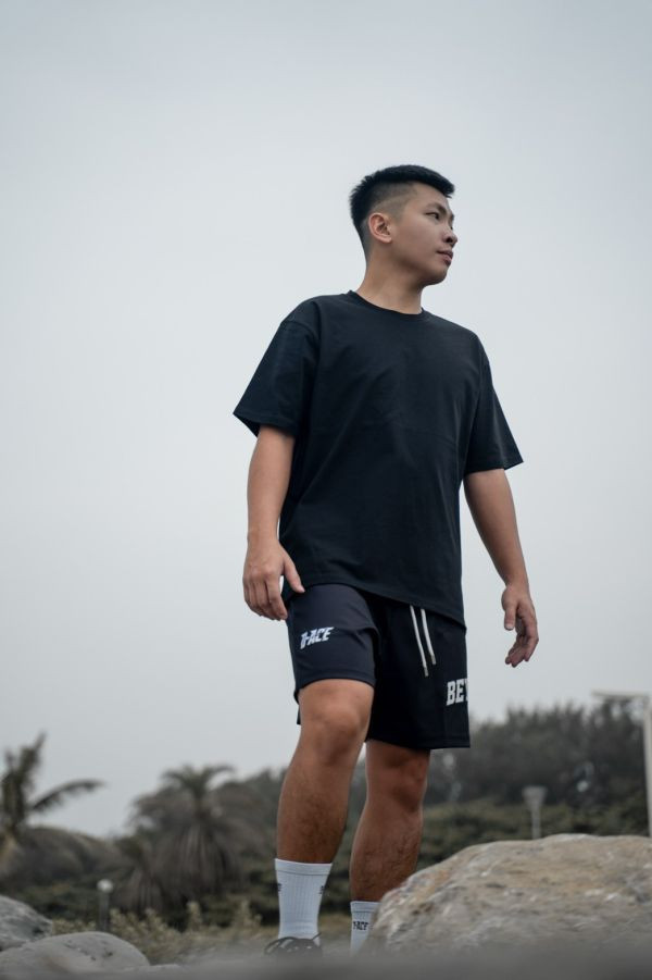 D-ACE涼感高磅數微落肩素TEE (黑) 踢恤、落肩踢恤、T-SHIRT、OVERSIZE、TEE、衣服、高磅數、重磅數、穿搭、迪艾斯、DS、DACE、服飾、穿搭、潮流