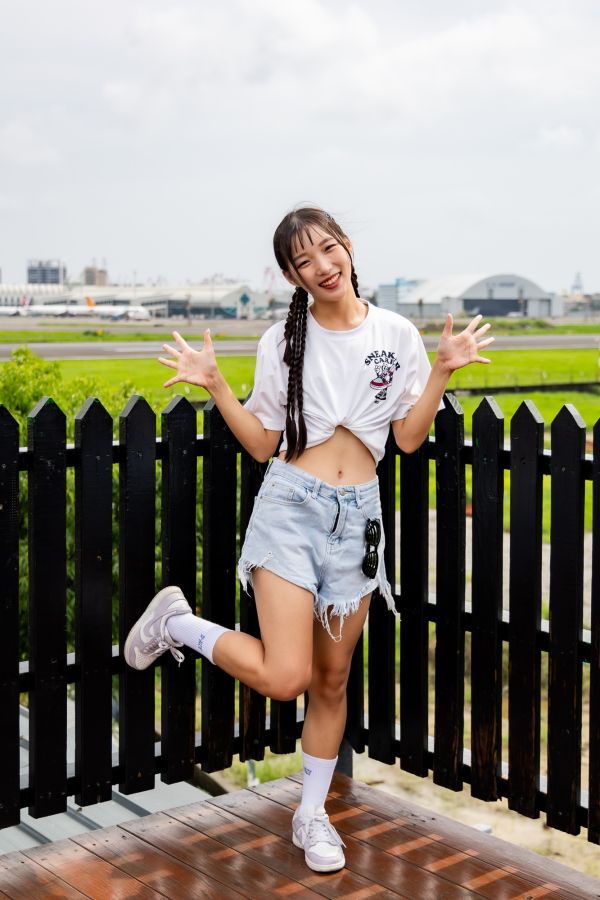 D-ACE SNEAKER你好帥熱昇華TEE(白) 踢恤、落肩踢恤、T-SHIRT、OVERSIZE、TEE、衣服、高磅數、重磅數、穿搭、迪艾斯、DS、DACE、服飾、穿搭、潮流
