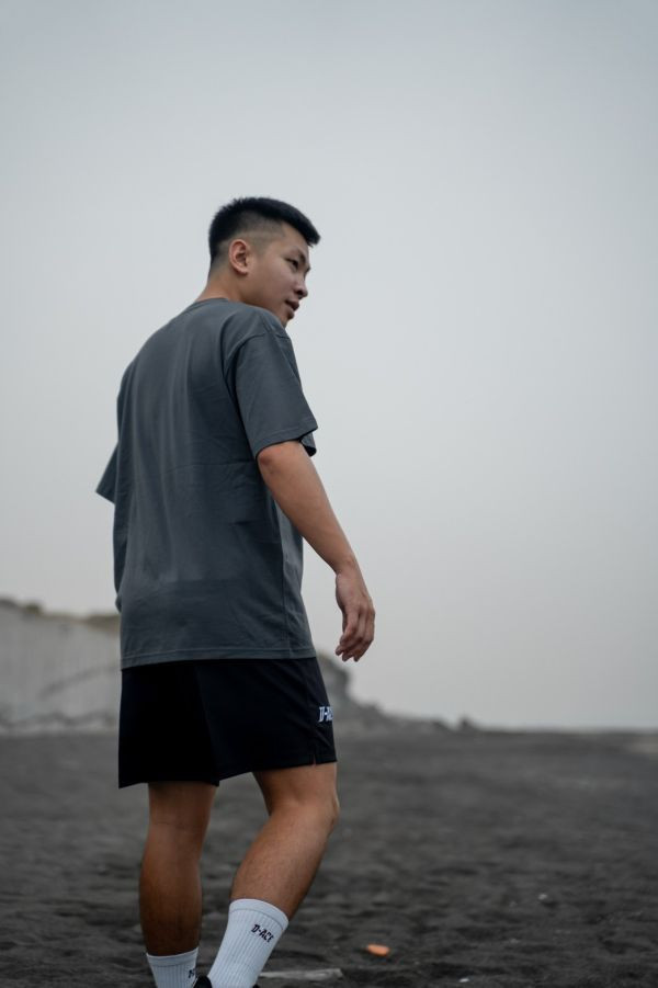 D-ACE涼感高磅數微落肩素TEE (鐵灰) 踢恤、落肩踢恤、T-SHIRT、OVERSIZE、TEE、衣服、高磅數、重磅數、穿搭、迪艾斯、DS、DACE、服飾、穿搭、潮流