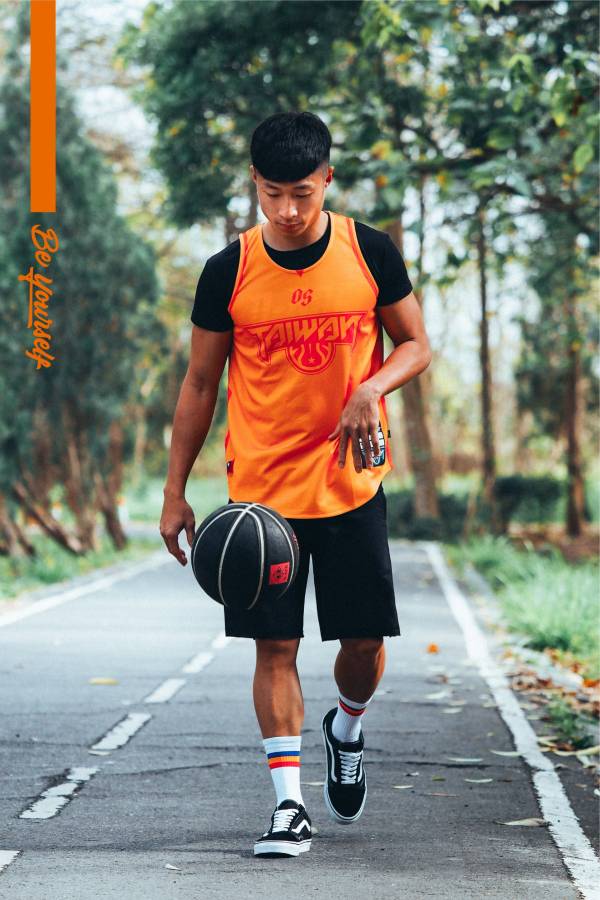 台灣隊長你好帥單面球衣(極致橘) Jersey、衣服、球衣、籃球衣、雙面穿球衣、服飾、穿搭、潮流、籃球、迪艾斯、設計、台灣
