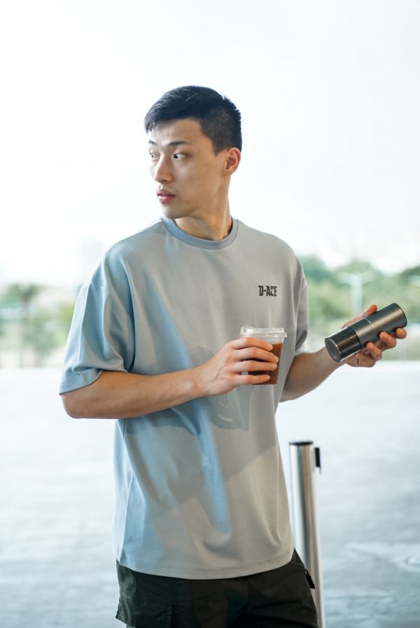 D-ACE落肩寬版彈性重磅素TEE(晴空藍) 踢恤、落肩踢恤、T-SHIRT、OVERSIZE、TEE、衣服、高磅數、重磅數、穿搭、迪艾斯、DS、DACE、服飾、穿搭、潮流