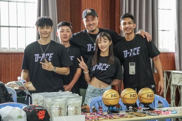 D-ACE高磅數微落肩TEE (白) 踢恤、落肩踢恤、T-SHIRT、OVERSIZE、TEE、衣服、高磅數、重磅數、穿搭、迪艾斯、DS、DACE、服飾、穿搭、潮流