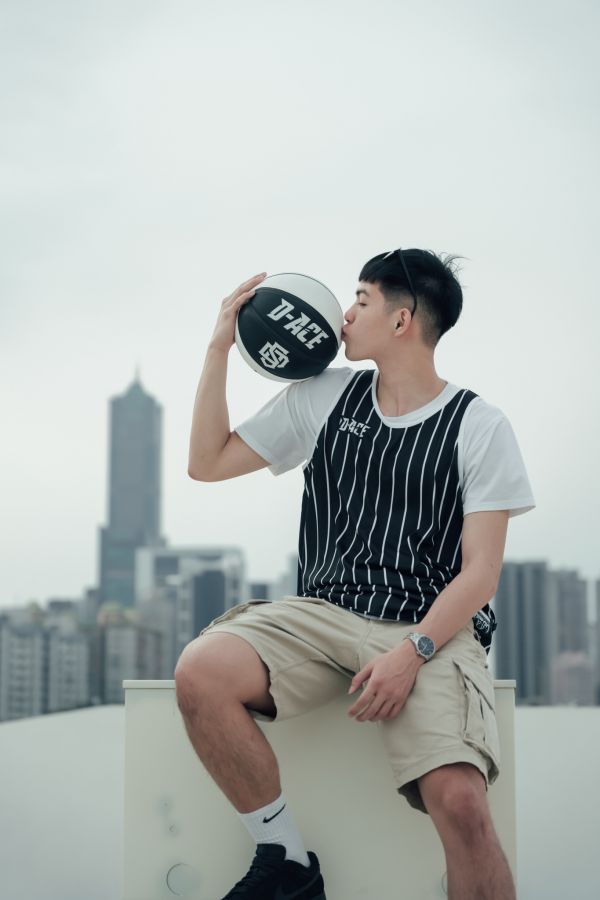 復古條文你好帥單面穿球衣(尊爵黑) Jersey、衣服、球衣、籃球衣、雙面穿球衣、服飾、穿搭、潮流、籃球、迪艾斯、設計、台灣