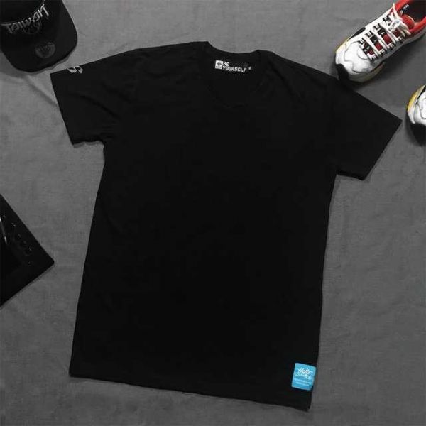 V領素踢(黑) T-shirt、衣服、素踢、服飾、穿搭、潮流、衣服