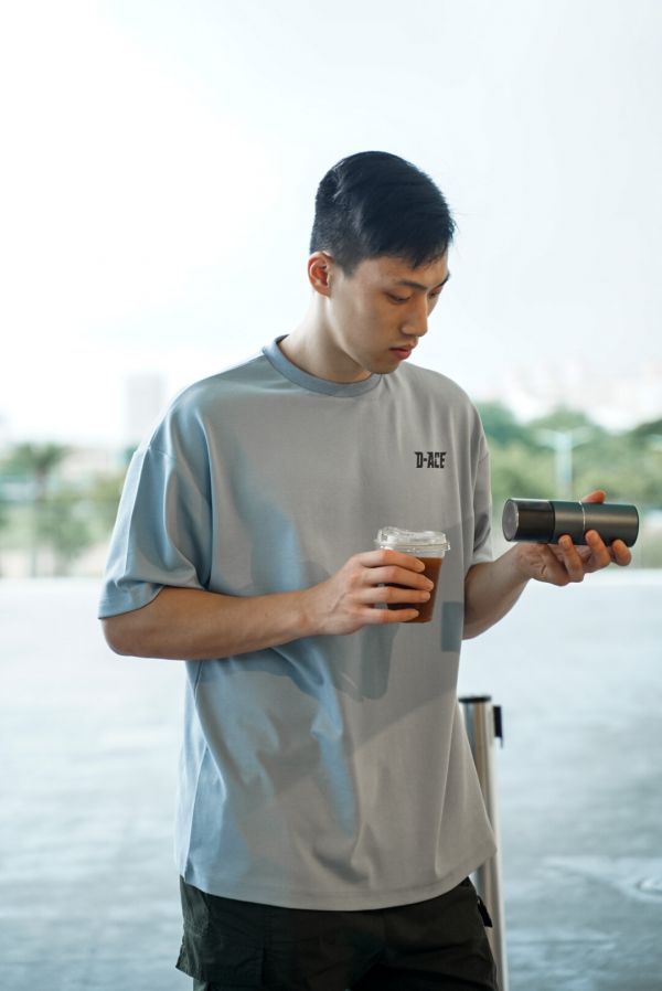 D-ACE落肩寬版彈性重磅素TEE(晴空藍) 踢恤、落肩踢恤、T-SHIRT、OVERSIZE、TEE、衣服、高磅數、重磅數、穿搭、迪艾斯、DS、DACE、服飾、穿搭、潮流