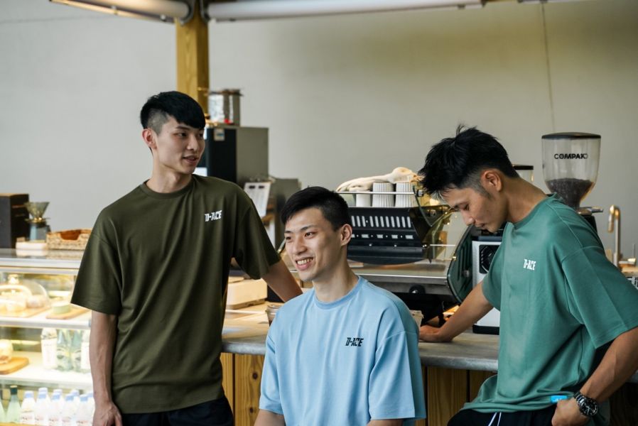 D-ACE落肩寬版彈性重磅素TEE(晴空藍) 踢恤、落肩踢恤、T-SHIRT、OVERSIZE、TEE、衣服、高磅數、重磅數、穿搭、迪艾斯、DS、DACE、服飾、穿搭、潮流