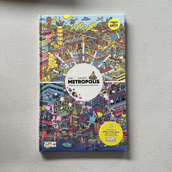 (微恙)Day & Night: Metropolis (全景夜光繪本：大都會) 