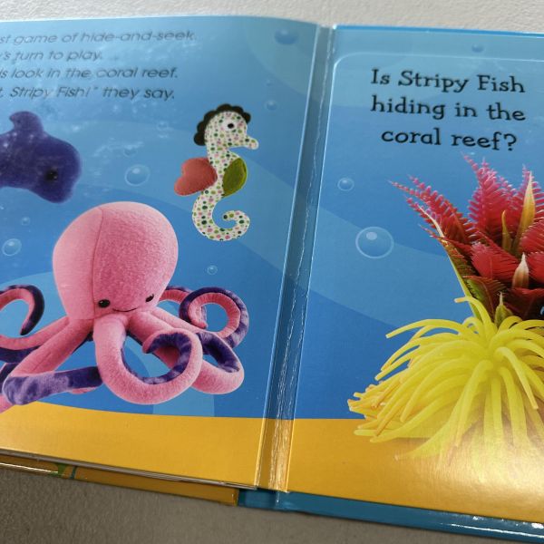 (微恙)DK Pop-Up Peekaboo! Under the Sea (躲貓貓大翻頁立體書：海底世界) 