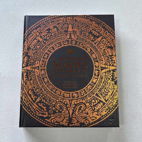 (骨折)DK A History of Magic, Witchcraft and the Occult (魔法、巫術與神祕學的歷史) 