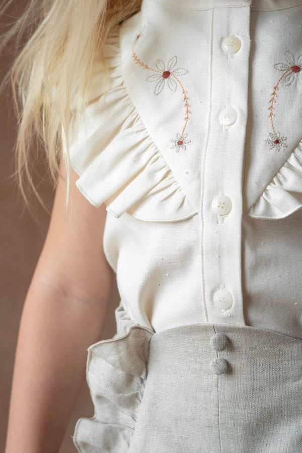 Popelin Blouse with frill and multicoloured embroidered yoke 刺繡無袖襯衫 