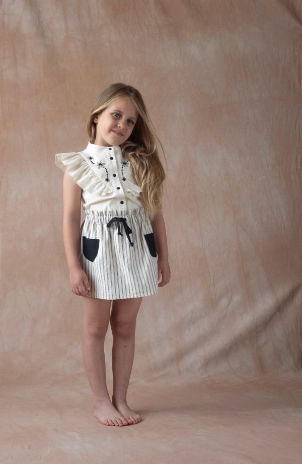 Popelin Blouse with frill and black embroidered yoke 刺繡無袖襯衫 