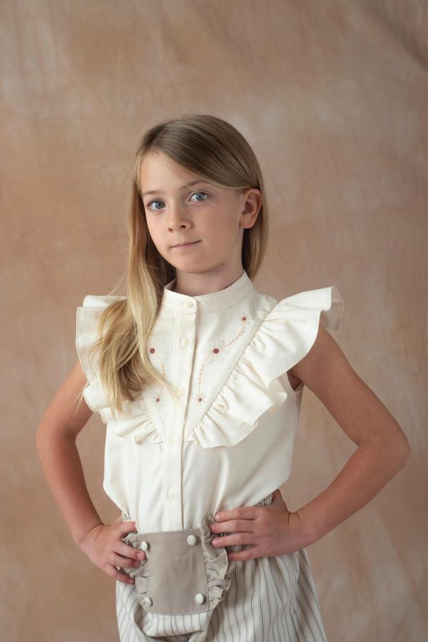 Popelin Blouse with frill and multicoloured embroidered yoke 刺繡無袖襯衫 